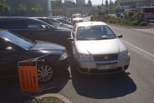 Foto: V areálu FN Plzeň se rozjelo zaparkované auto, srazilo ceduli i další vůz