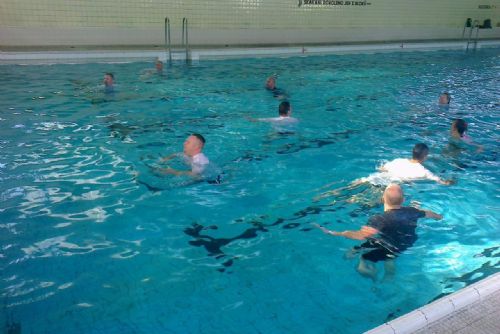 Foto: V bazénu Radbuzy cvičili strážníci se záchranáři