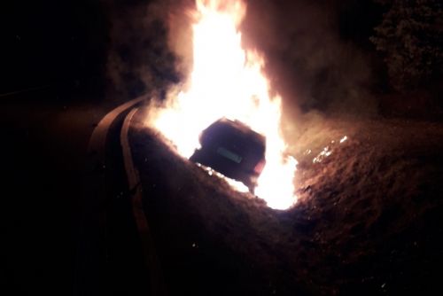Foto: V centru Domažlic hořelo auto