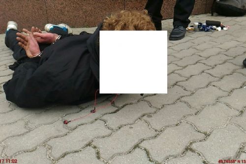 Foto: V centru Plzně řádil zdrogovaný výtržník