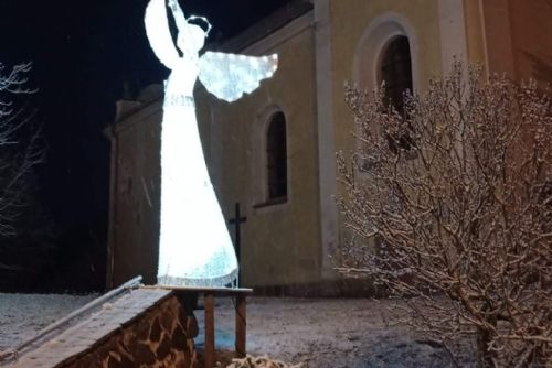 Foto: V Chodové Plané ukradli dvoumetrového anděla