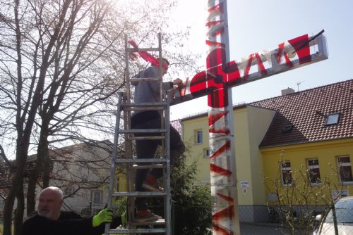 Foto: V Chrástu v neděli představí nový altán a kříž od Davida Vávry