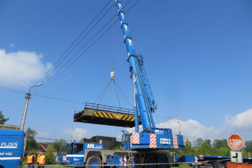 Foto: V Dehtíně na trati Plzeň - Klatovy se opravuje most
