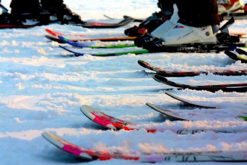 Foto: V Domažlicích ukradli lyžařskou výbavu za sedm tisíc