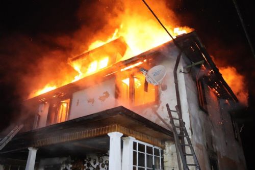 Foto: V Havlovicích hořel dům, muže odvezla záchranka