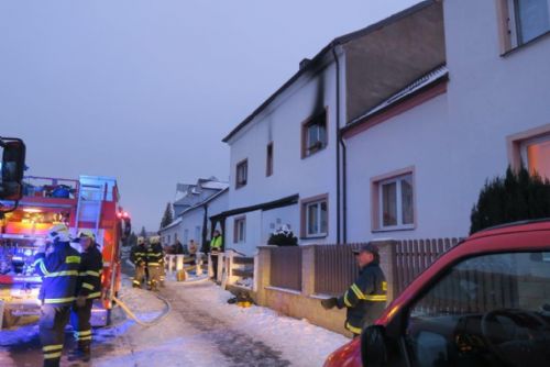 Foto: V Holýšově hořel v pátek ráno dům, dva zranění