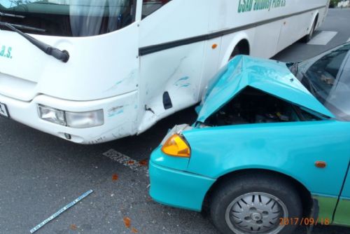 Foto: V Klatovech bouralo auto s autobusem, všichni vyvázli bez zranění 