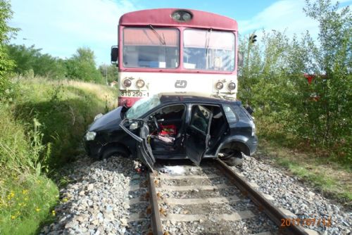 Foto: V Klatovech vjelo auto pod vlak