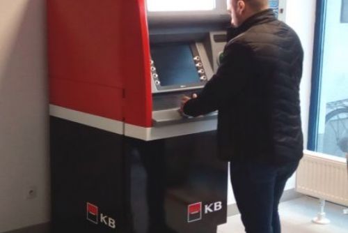 Foto: V Klatovské nemocnici je nově bankomat
