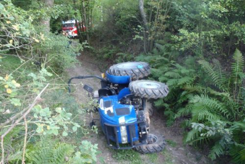 Foto: V lese u Těškova se převrátil traktor, zavalil ženu