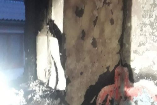 Foto: V Malém Boru hořel dům, hasiči evakuovali sedm lidí