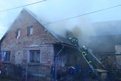 Foto: V Mileticích hořel rodinný dům, požár vznikl při plnění lihového krbu