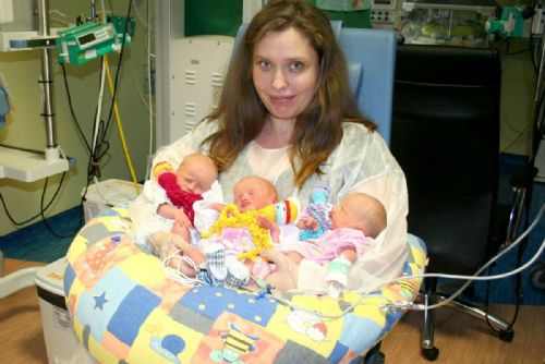 Foto: V plzeňské Fakultní nemocnici se před Vánoci narodily tři sestry