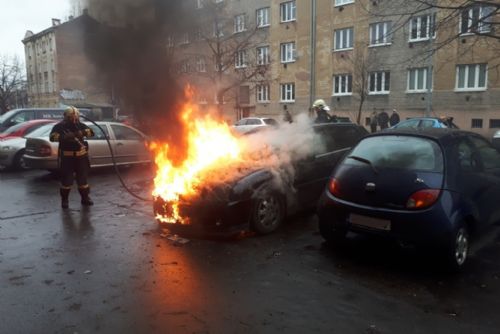 Foto: V plzeňské Korandově ulici hořelo auto