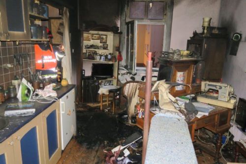 Foto: V plzeňské Sušické ulici hořel v neděli odpoledne byt