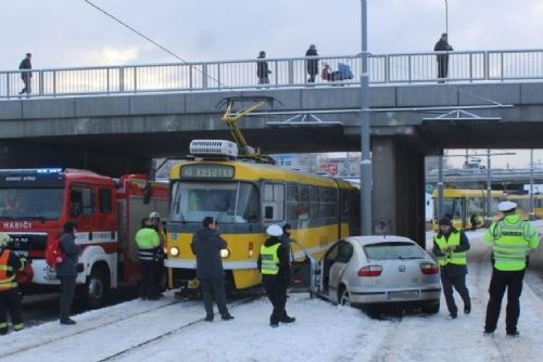 Foto: V Plzni dostala řidička smyk, střetla se s tramvají