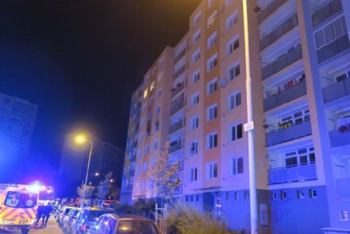 Foto: V Plzni na Košutce vyhořel byt pravděpodobně od powerbanky 