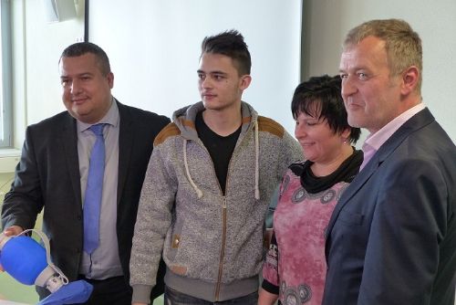 Foto: V Plzni převzali zdravotní záchranáři dar od Martina Kotýka