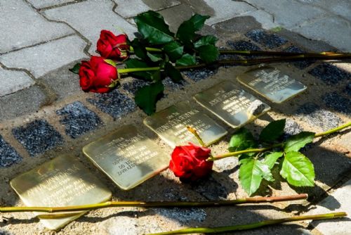 Foto: V Plzni připomíná oběti holocaustu 20 nových kamenů zmizelých