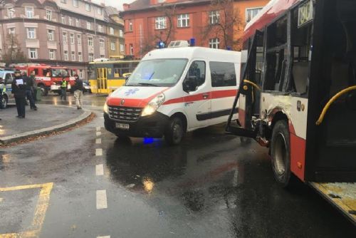 Foto:  V Plzni se srazila tramvaj s autobusem, 17 cestujících je v nemocnicích