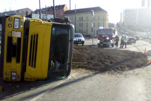 Foto: V Plzni se v pondělí převrátil náklaďák s třiceti tunami popela