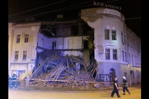 Foto: V Plzni se zřítila stěna domu, vedlejší dům musel být evakuován