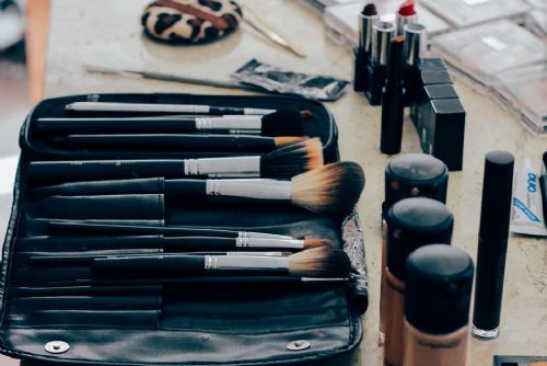 Foto: V Plzni vykradli kosmetický salon. Policisté hledají svědky