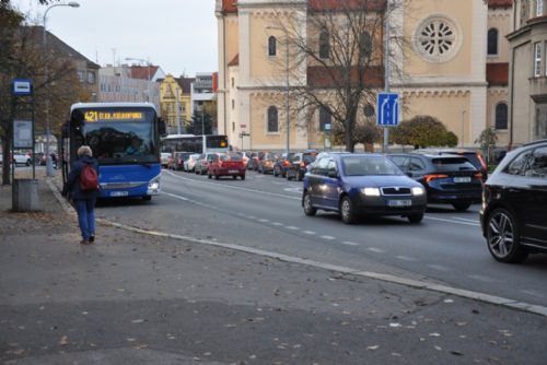 Foto: V pondělí startují opravy silnice na Chodském náměstí