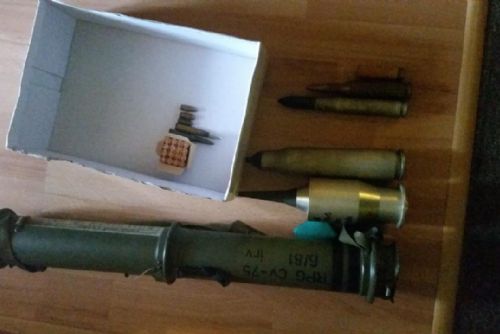Foto: V rokycanském bytě našli bazuku a náboje