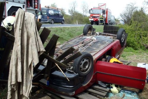 Foto: V Rybnici bourala dvě auta, žena skončila v nemocnici