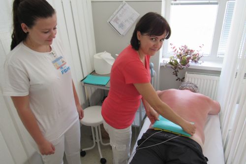 Foto: V sušické nemocnici nově pomáhají studentky fyzioterapie z Kladna