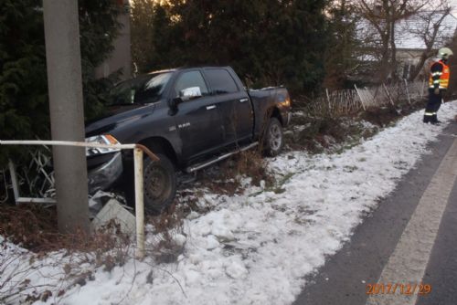 Foto: V Žákavě sjelo auto ze silnice, posádka vyvázla bez zranění
