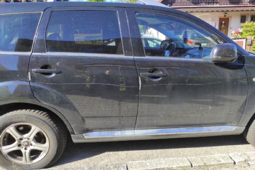 Foto: Vandal v Chodové Plané poškodil lak u čtyř aut