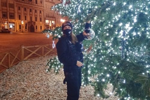 Foto: Vánoční strom v Plzni měl málem kvůli sázce o ozdobu méně 