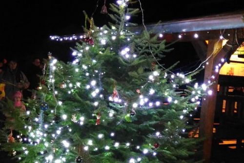 Foto: Vánoční stromek se rozsvítil i na Nové Hospodě