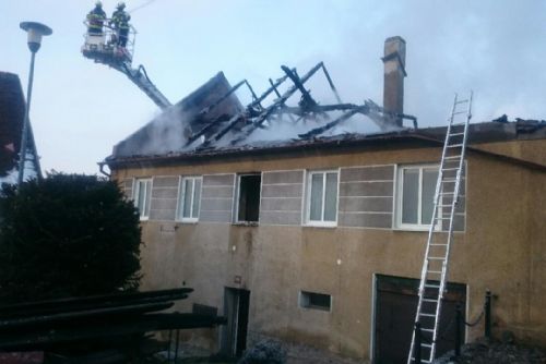 Foto: Ve Strážově hoří rodinný dům, zásah komplikuje mráz