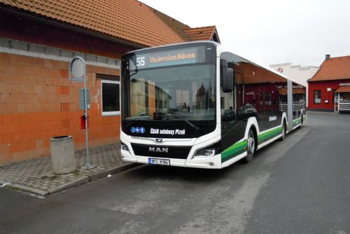 Foto: Ve Vejprnicích proběhl křest nových autobusů