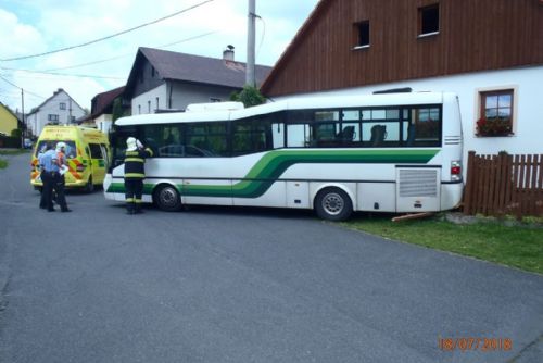 Foto: Ve Velharticích boural autobus