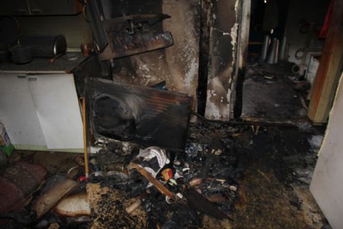 Foto: Ve Velharticích při požáru nad hasičárnou zemřela žena
