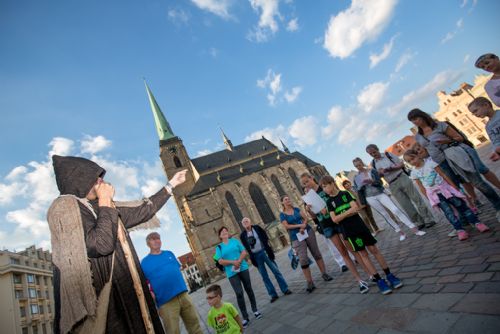 Foto: Večerní tematické prohlídky historického centra Plzně se vrací. Od soboty