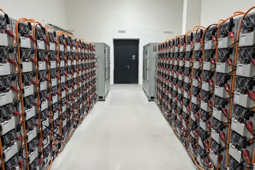 Foto: Velkokapacitní bateriové úložiště. Zelená energie v Tachově pokryje až 40 % spotřeby 