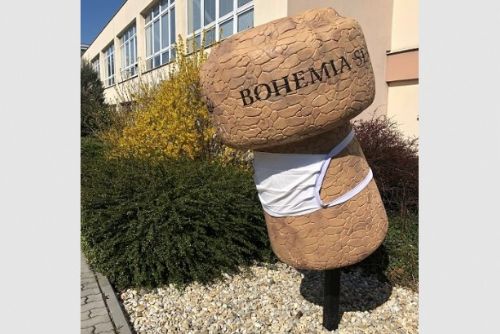 Foto: Velký špunt Bohemia Sekt dostal roušku, pro autora je připravena odměna 