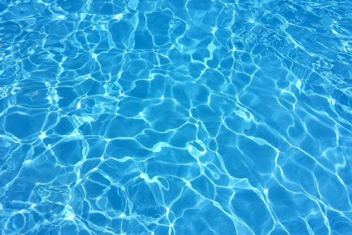 Foto: Bazén v Domažlicích si mohou poslední měsíc užívat plavci