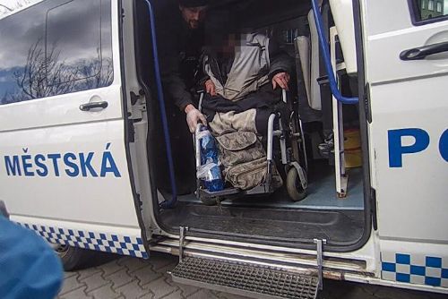 Foto: Vozíčkář to v Plzni přehnal s alkoholem, putoval na záchytku