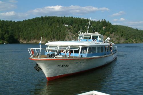 Foto: Výletní loď na Hracholuskách opět zkracuje trasu