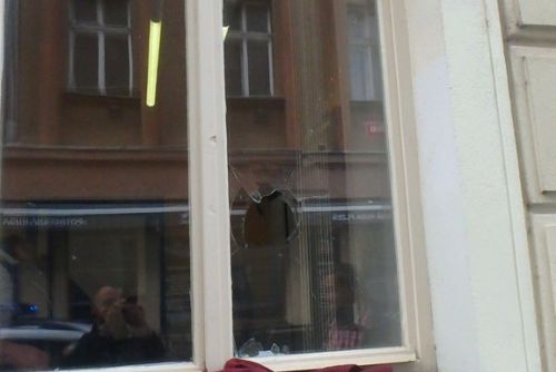 Foto: Vztek si Plzeňačka vybila na okně úřadu