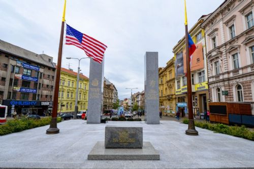 Foto: Z památníku Díky, Ameriko ukradli českou vlajku