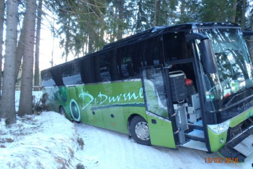 Foto: Za šumavskými Svojšemi zapadl výletní autobus
