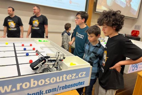 Foto: Žáci z Plzně bodují v robotických soutěžích