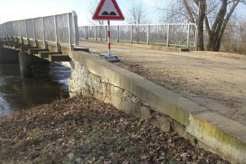 Foto: Začíná oprava mostu v Radčicích. Bude širší a projedou i zemědělci